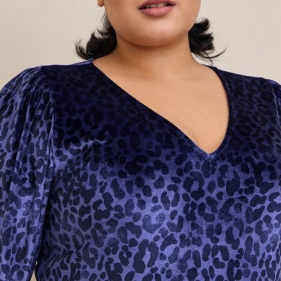 🆕 Blue Leopard Print Stretch Velvet V-Neck Bodysuit Top 3 3X 22 24 NWT Torrid - Picture 4 of 6